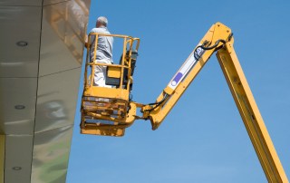 Instalación de pararrayos en plataforma aérea.